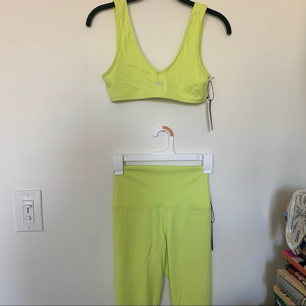 Set active highlighter leggings and dip v bra